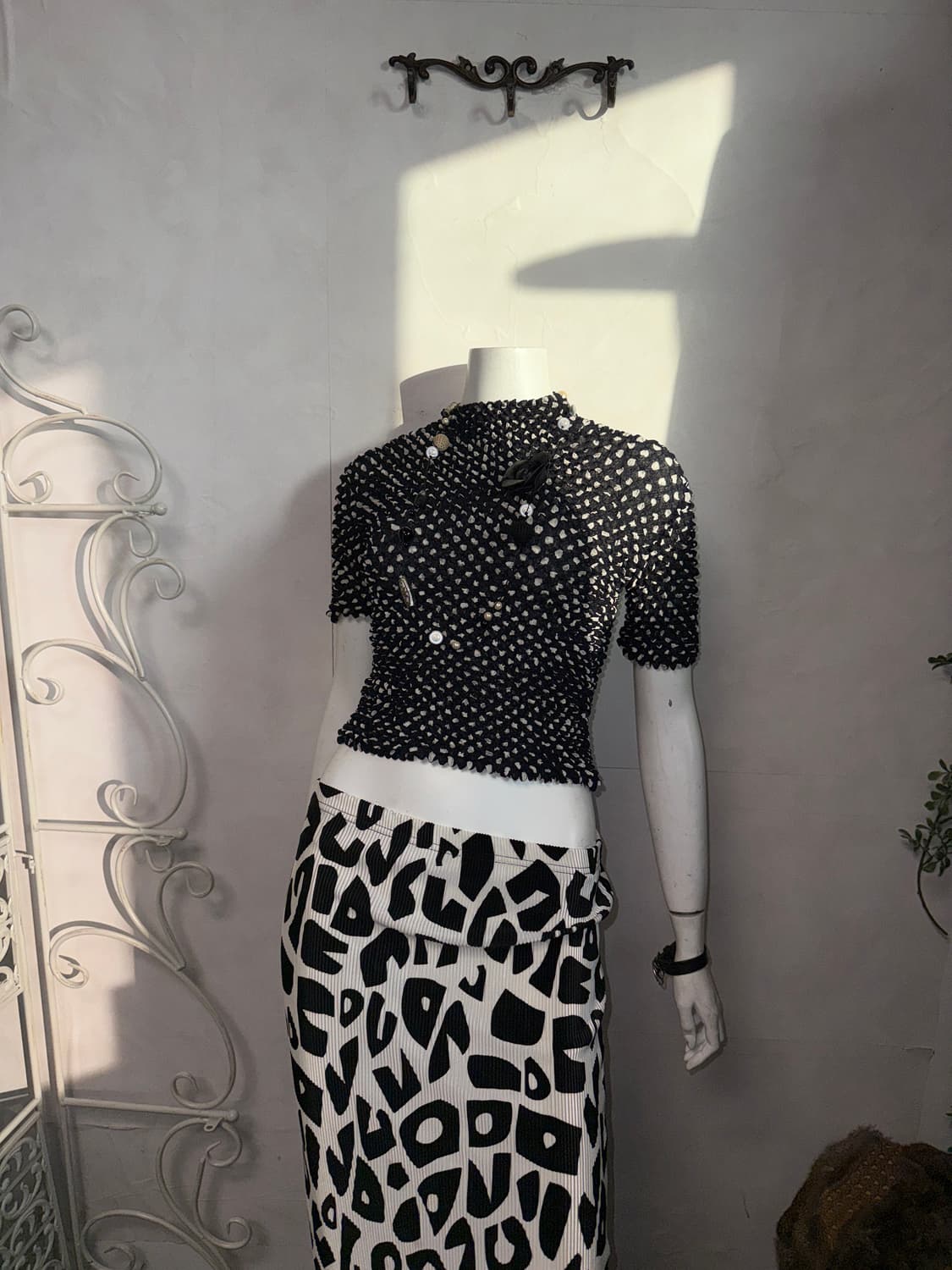 Black & white dot popcorn pleats top 상품이미지3