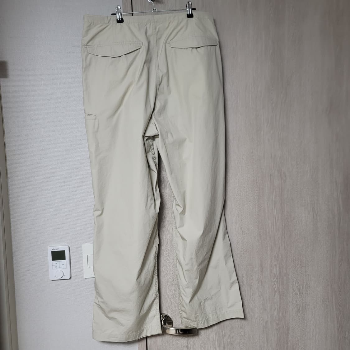 유니클로 U 와이드피트 파라슈트 팬츠 네추럴 L사이즈  상품이미지2