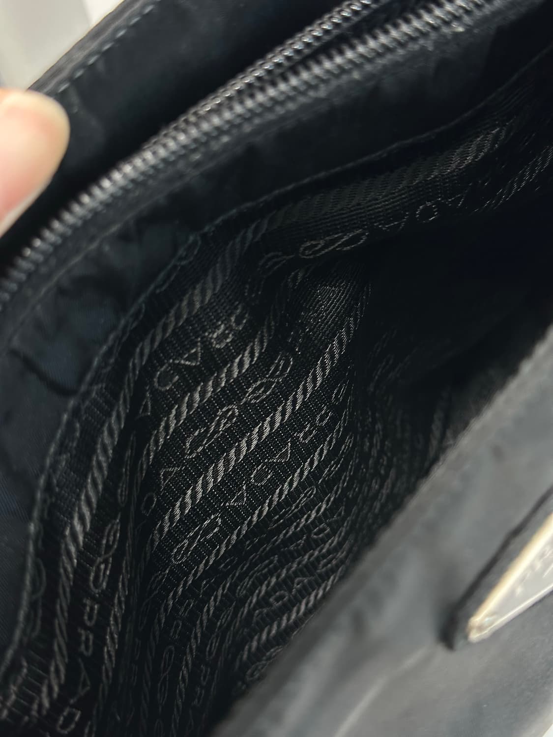 [정품] Prada 프라다 포코노 클래식 나일론 숄더백 블랙 상품이미지5