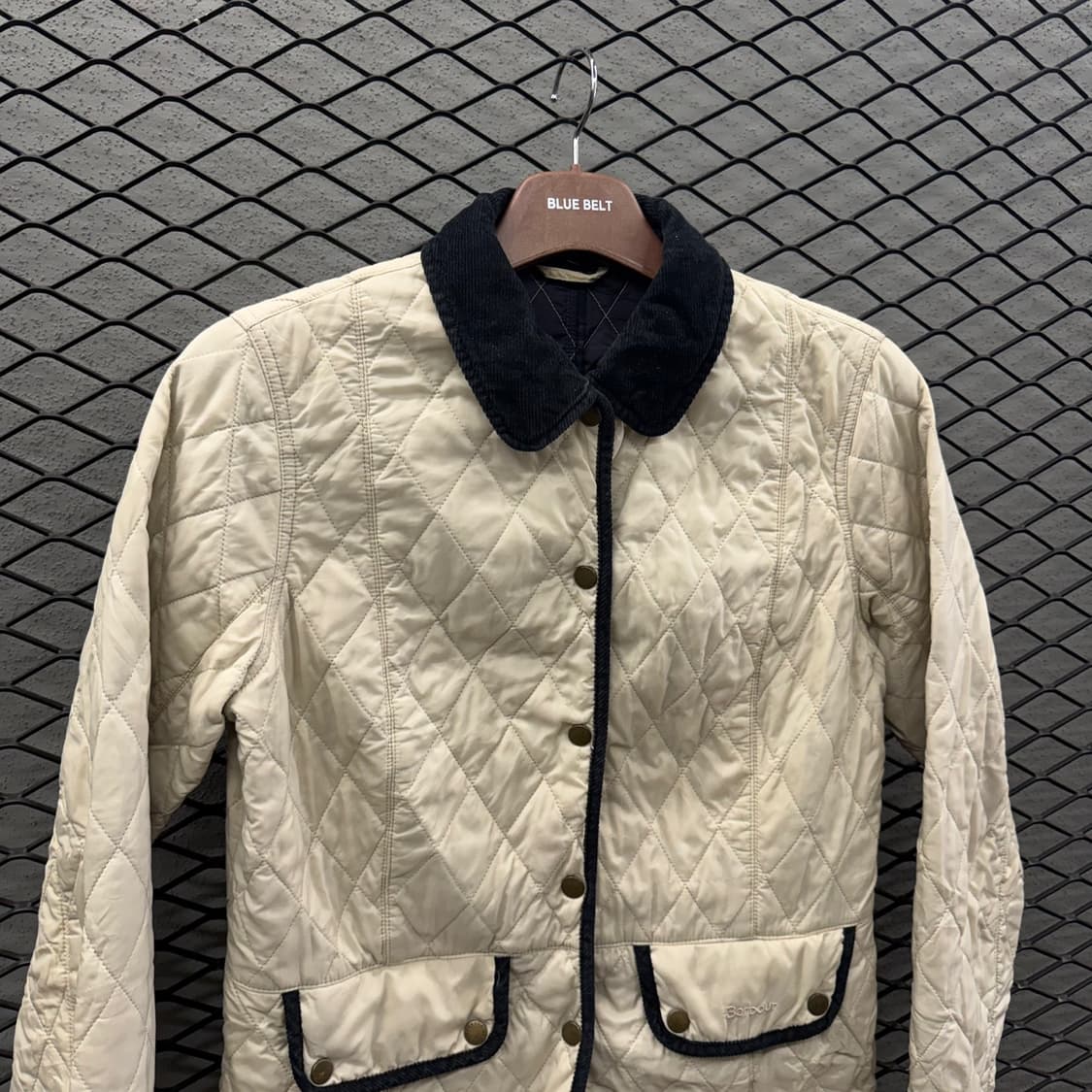 바버 코듀로이 카라 퀼팅자켓 기모안감 투포켓 금장단추 디테일 아이보리 상품이미지4