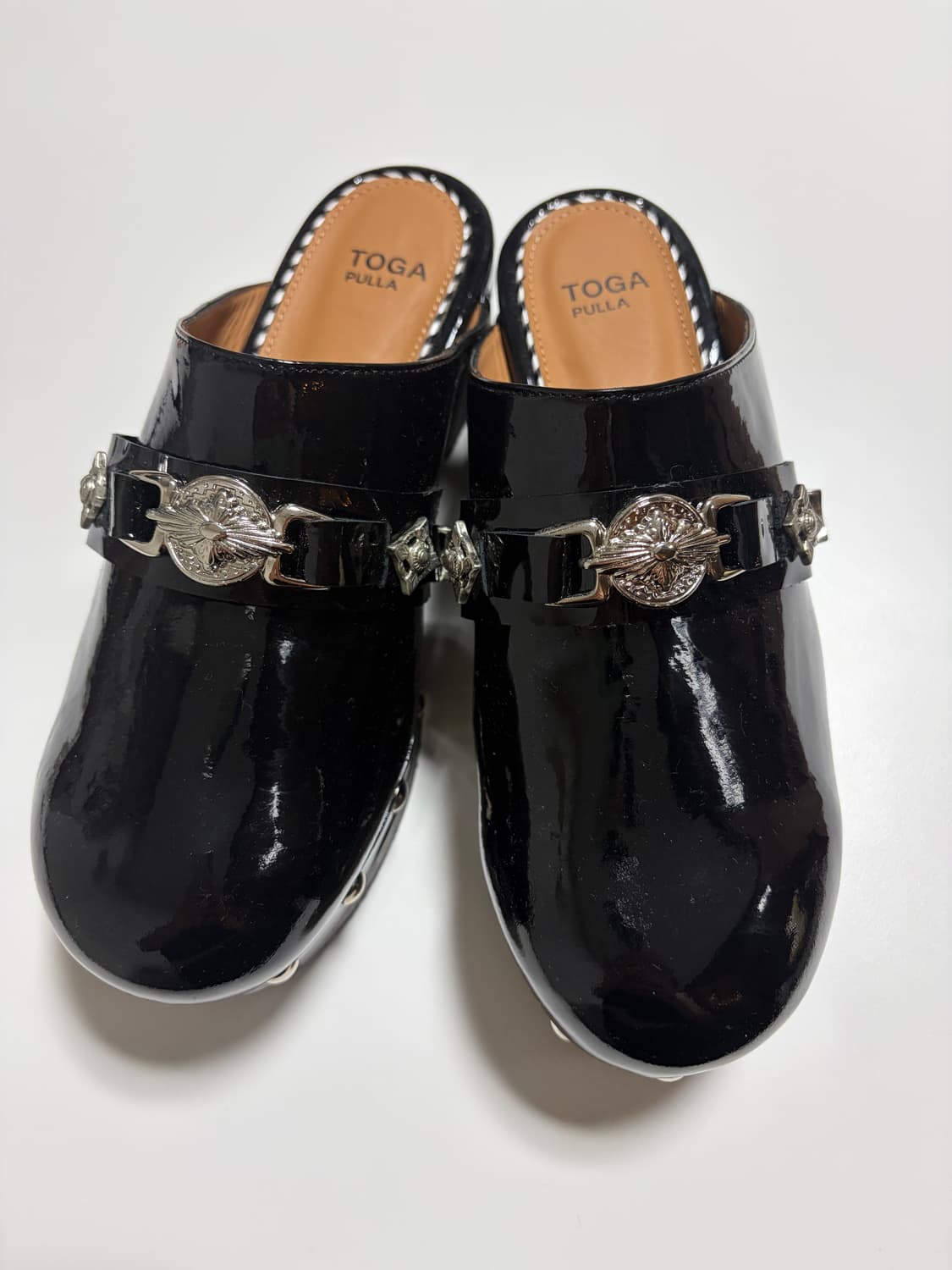 [이사정리!!]토가풀라 에나멜 스터드 클로그 37 상품이미지1