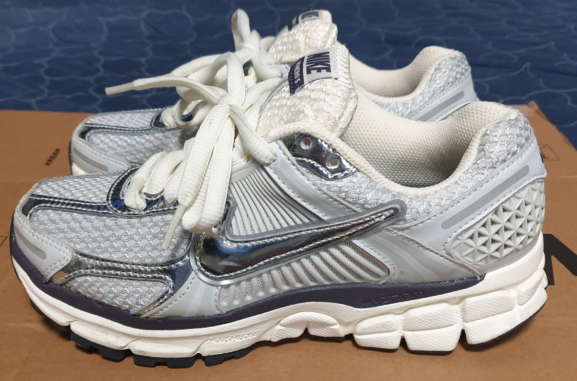 나이키 우먼스 줌보메로5 포튼 더스트 앤 메탈릭 실버 (235) 상품이미지2