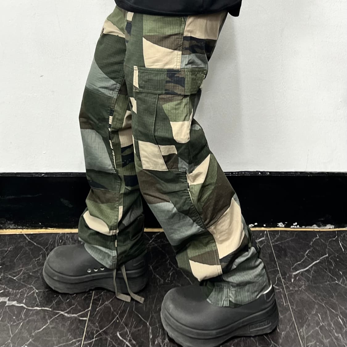 칼하트 WIP 레귤러 카모 카고 팬츠 상품이미지1