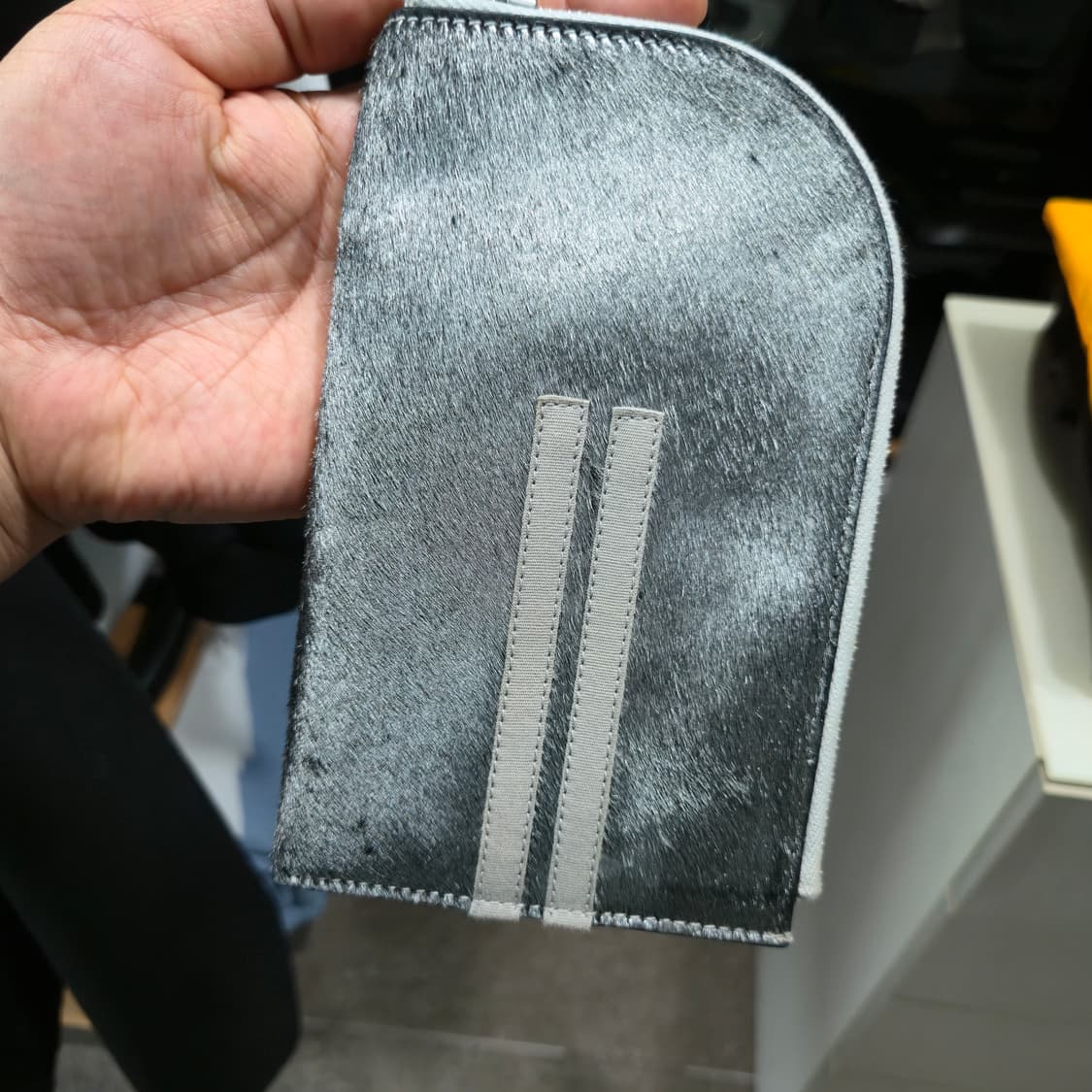 (정품) 릭 오웬스 카프 헤어 넥 월렛 - 상태 최상 상품이미지5