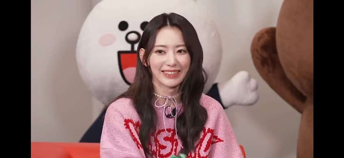 러브이즈트루 캣 핑크 오버핏 니트 르세라핌 사쿠라 착용 상품이미지1