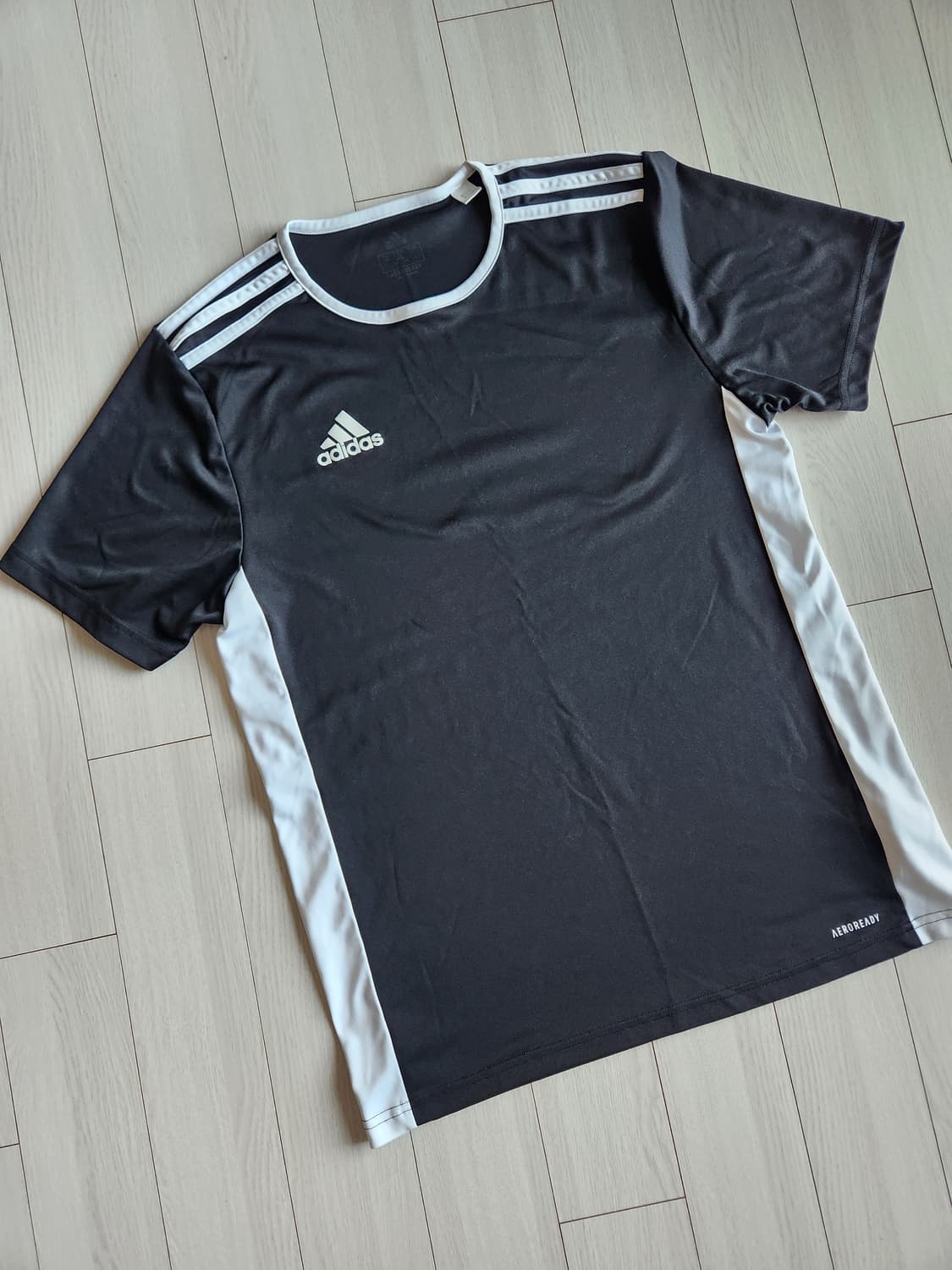 아디다스 ENTRADA 18 기능성 반팔티 사이즈L


오염 하자없이 깨 상품이미지1