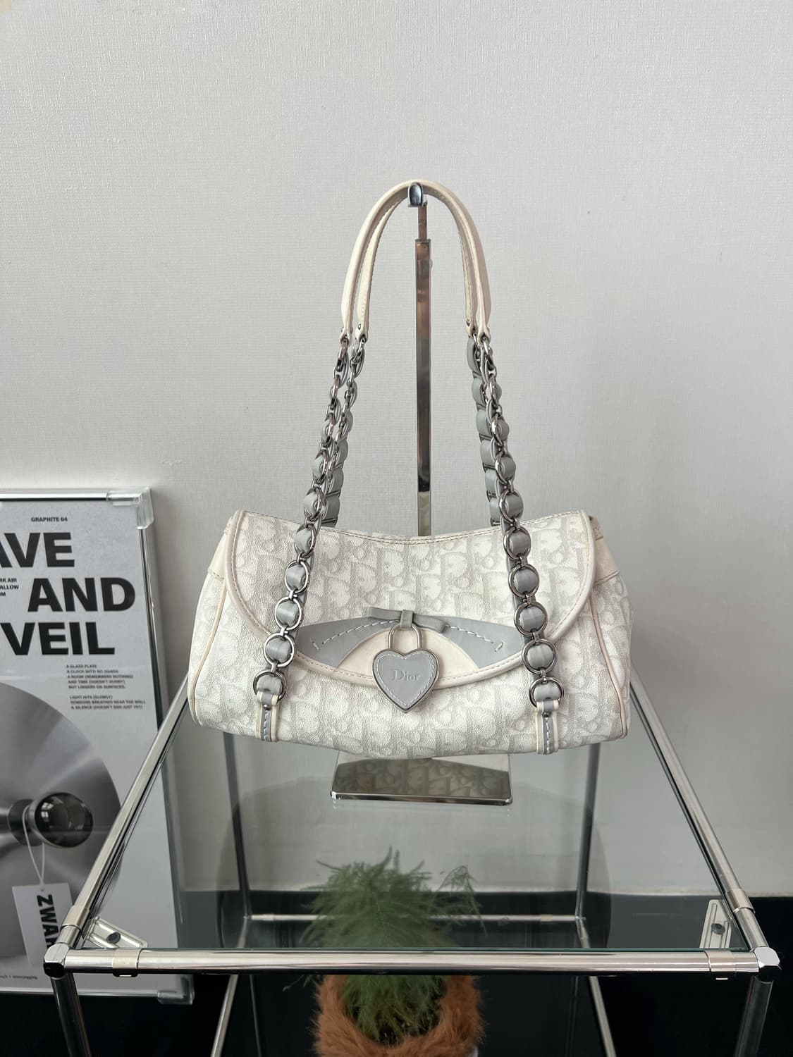 디올 로맨틱 트로터 하트 참 숄더백 상품이미지1