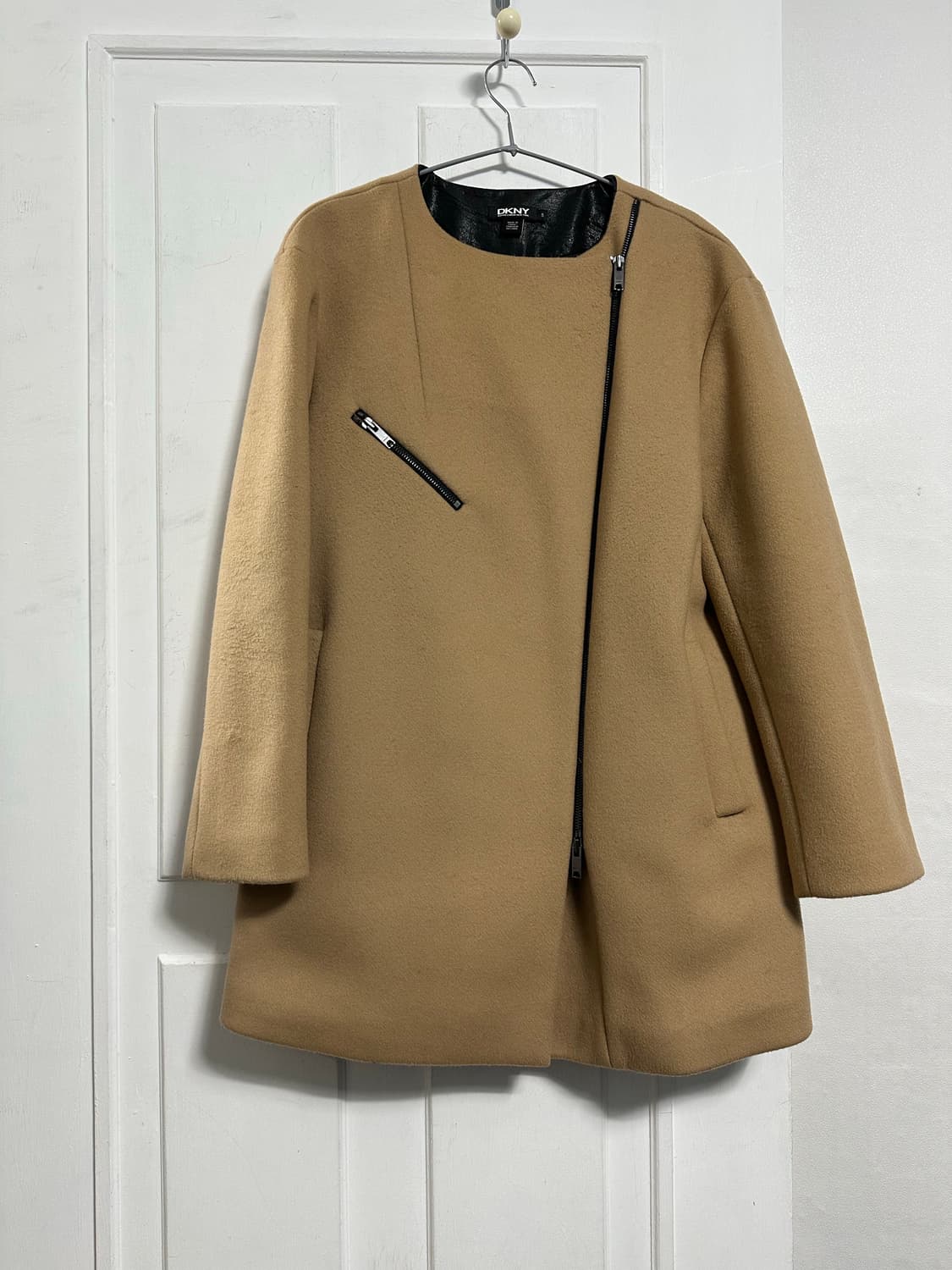 DKNY 비대칭 사선 지퍼 코트 상품이미지1