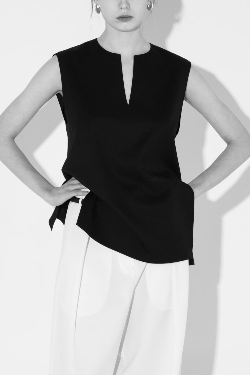 구테 에바 딥 브이넥 탑 블랙 상품이미지2