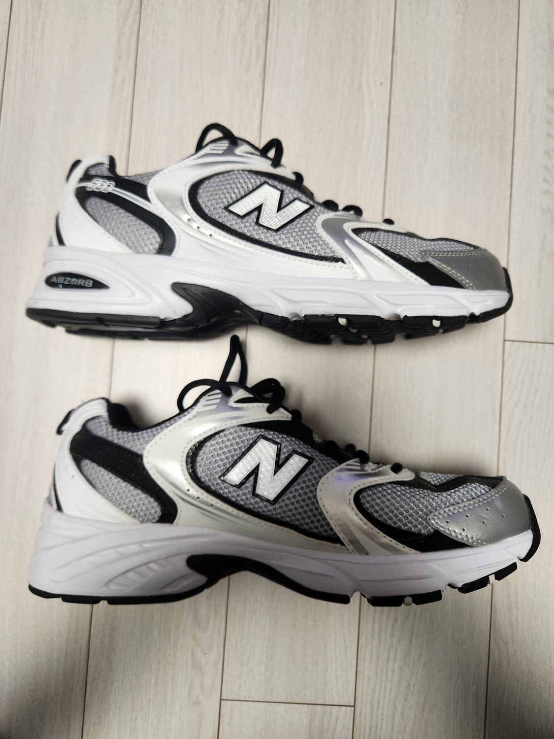 뉴발란스 530 메쉬 운동화 실버 블랙 사이즈275

새거느낌에 오염 하 상품이미지10