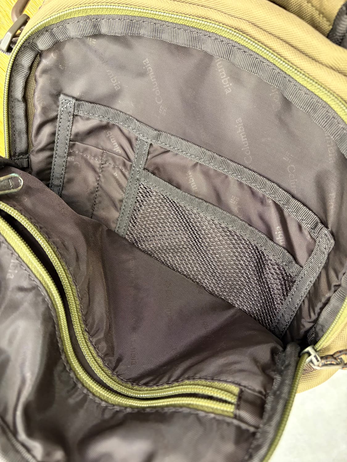 컬럼비아 크로스백 카키 상품이미지4