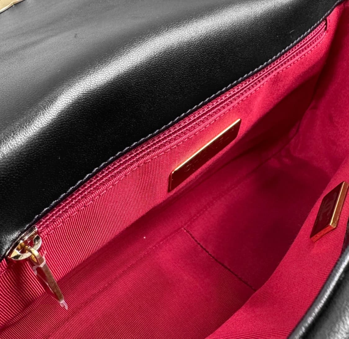 샤넬 여성 19 플랩백 램스킨 핸드백 미디움 금장 블랙 AS1160 상품이미지9