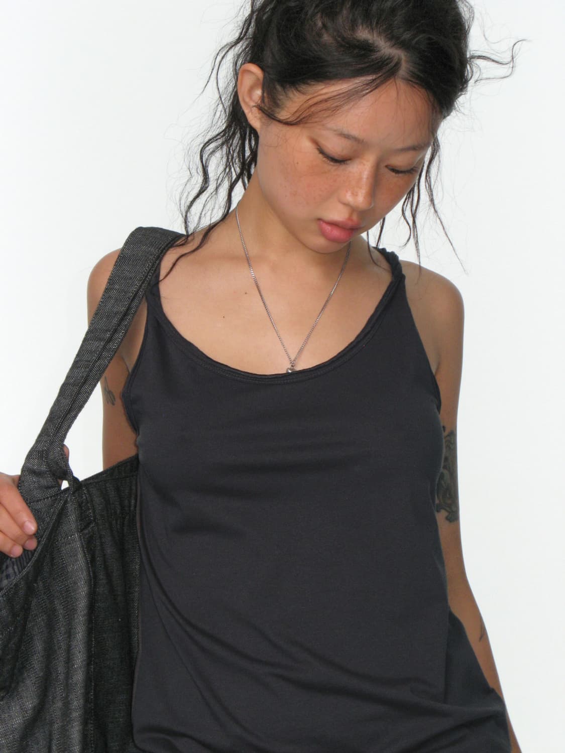 Coyseio TWISTED SLEEVELESS DARK NAVY 상품이미지3