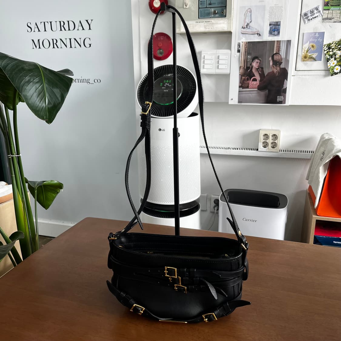 버버리 레더 크로스백 상품이미지1