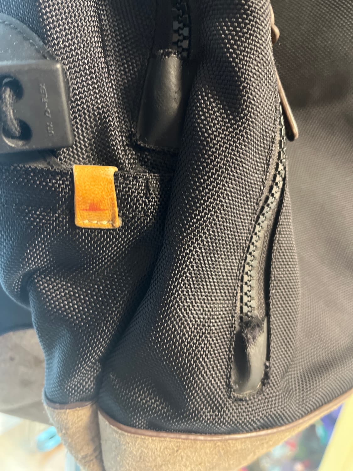 비즈빔 블랙앤브라운 스웨이드 콘초커스텀 발리스틱백팩 20L 상품이미지4