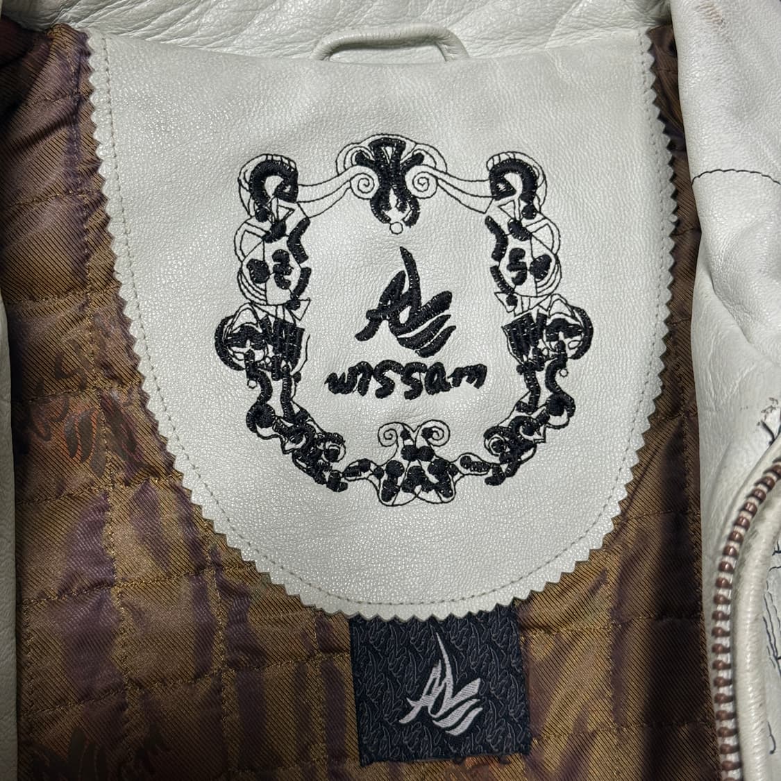 Al Wissam 100% 양가죽 시티 자수 디테일 퀼팅 바시티 자켓 상품이미지7