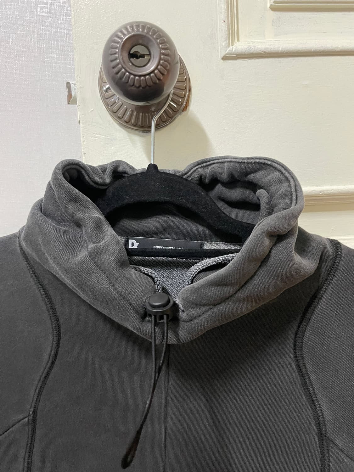 디퍼런트이즈오케이 하이넥 맨투맨  상품이미지4