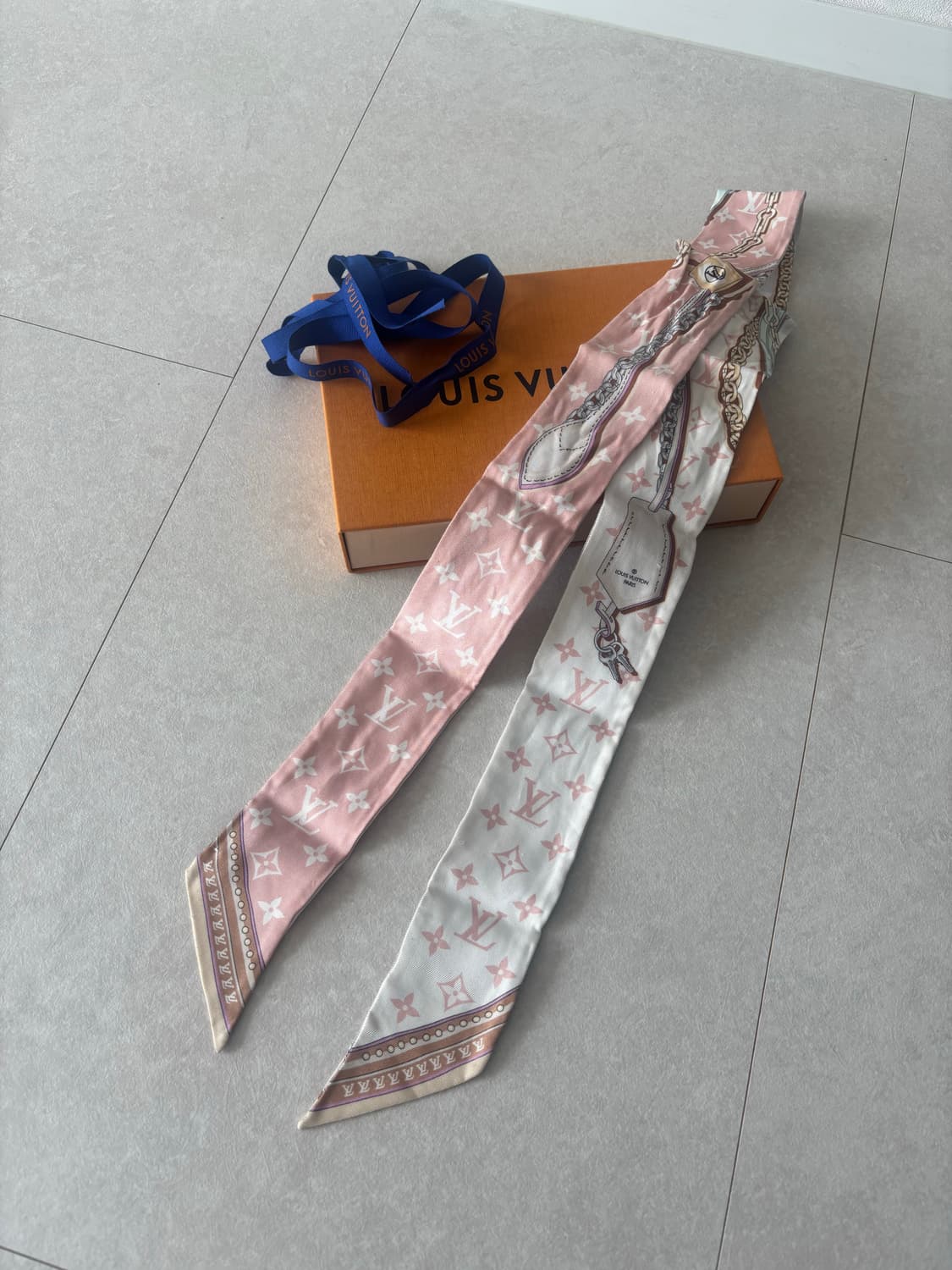 루이비통 방도 스카프 핑크 화이트 상품이미지1