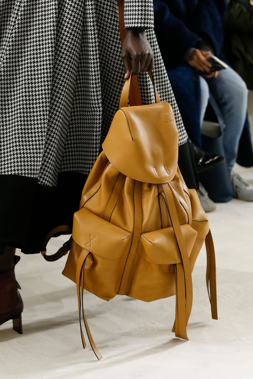 로에베 가죽 럭색 상품이미지2