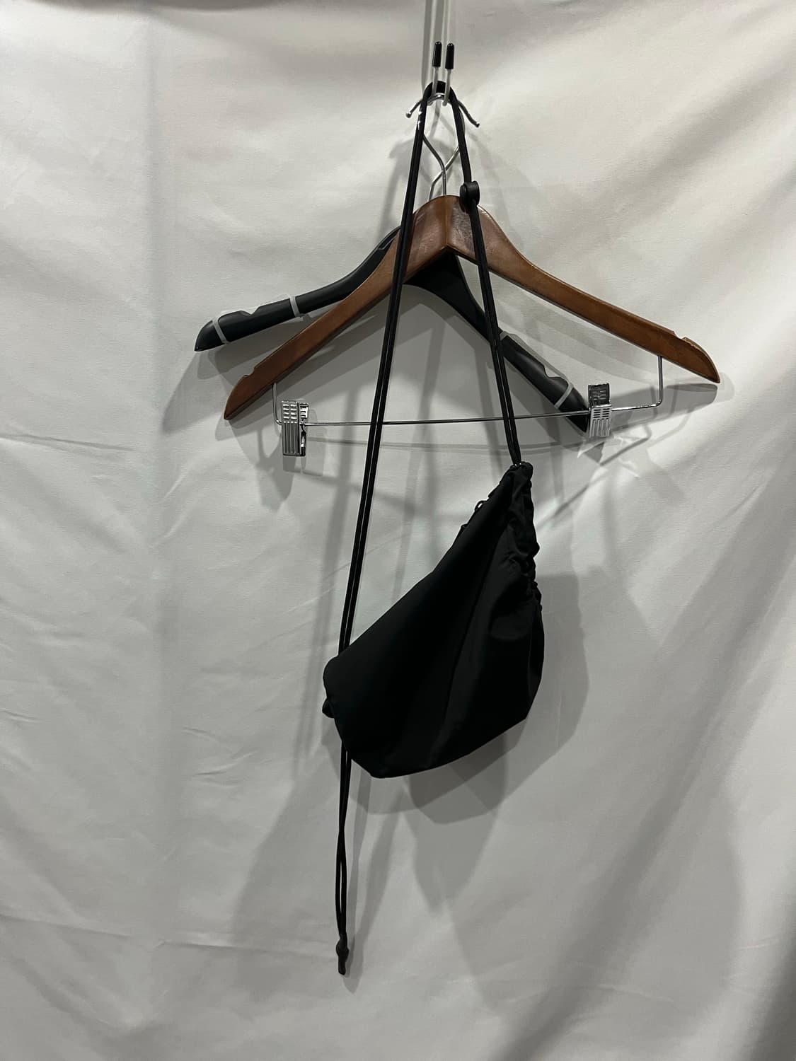 유니클로 U 블랙 드로우 스트링 파우치 백 OS 상품이미지2