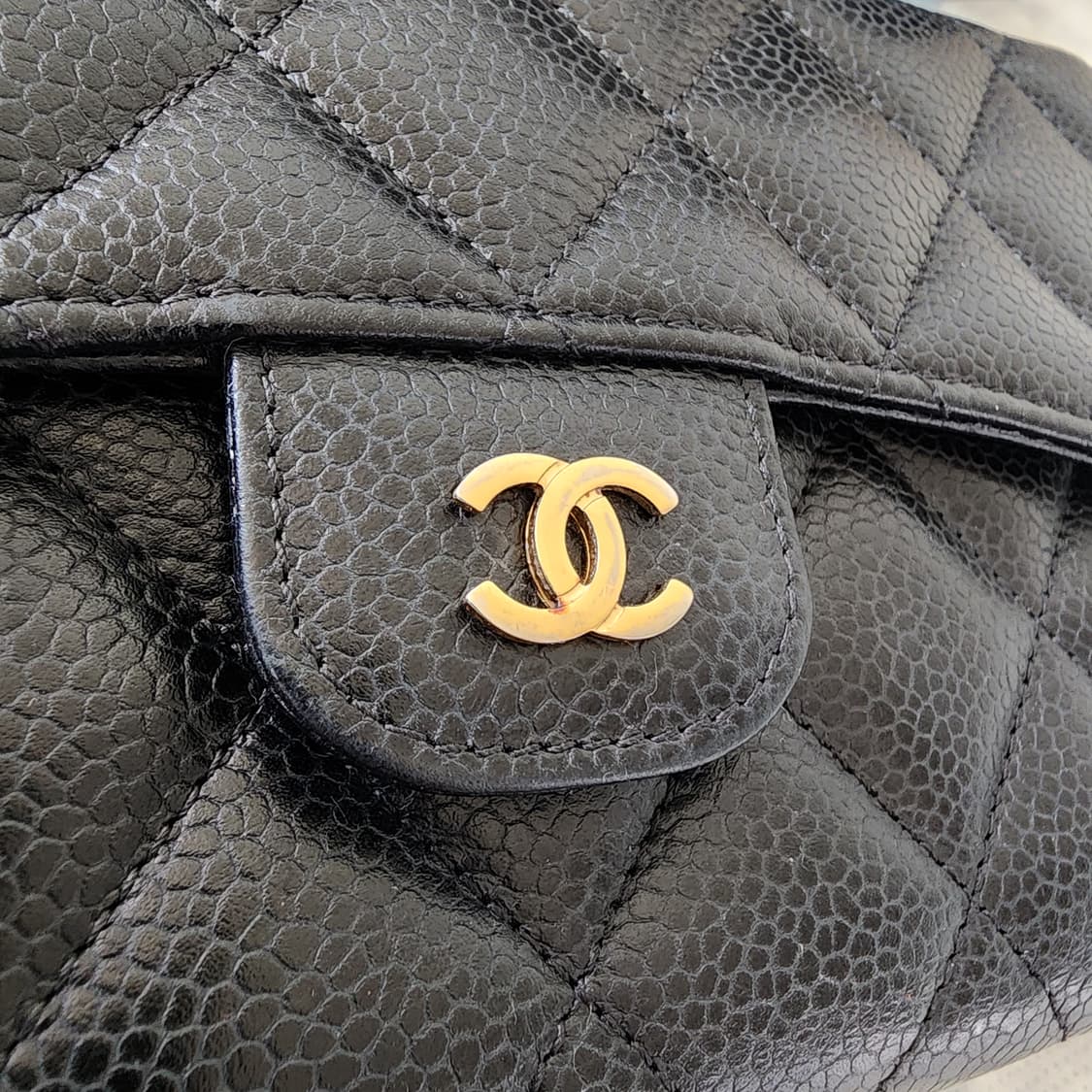 상태최상 샤넬 클래식 캐비어 플랩 장지갑 블랙 금장 상품이미지3