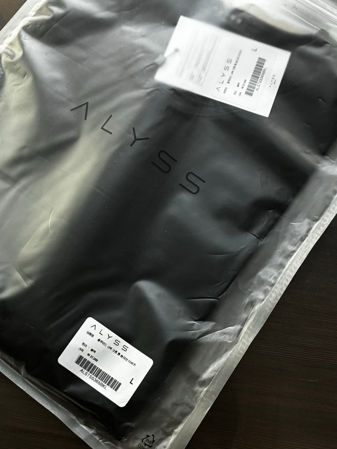 (새상품)(L) 알리스 플루이드 U넥 크롭 롱 슬리브 티셔츠 BLACK 상품이미지9