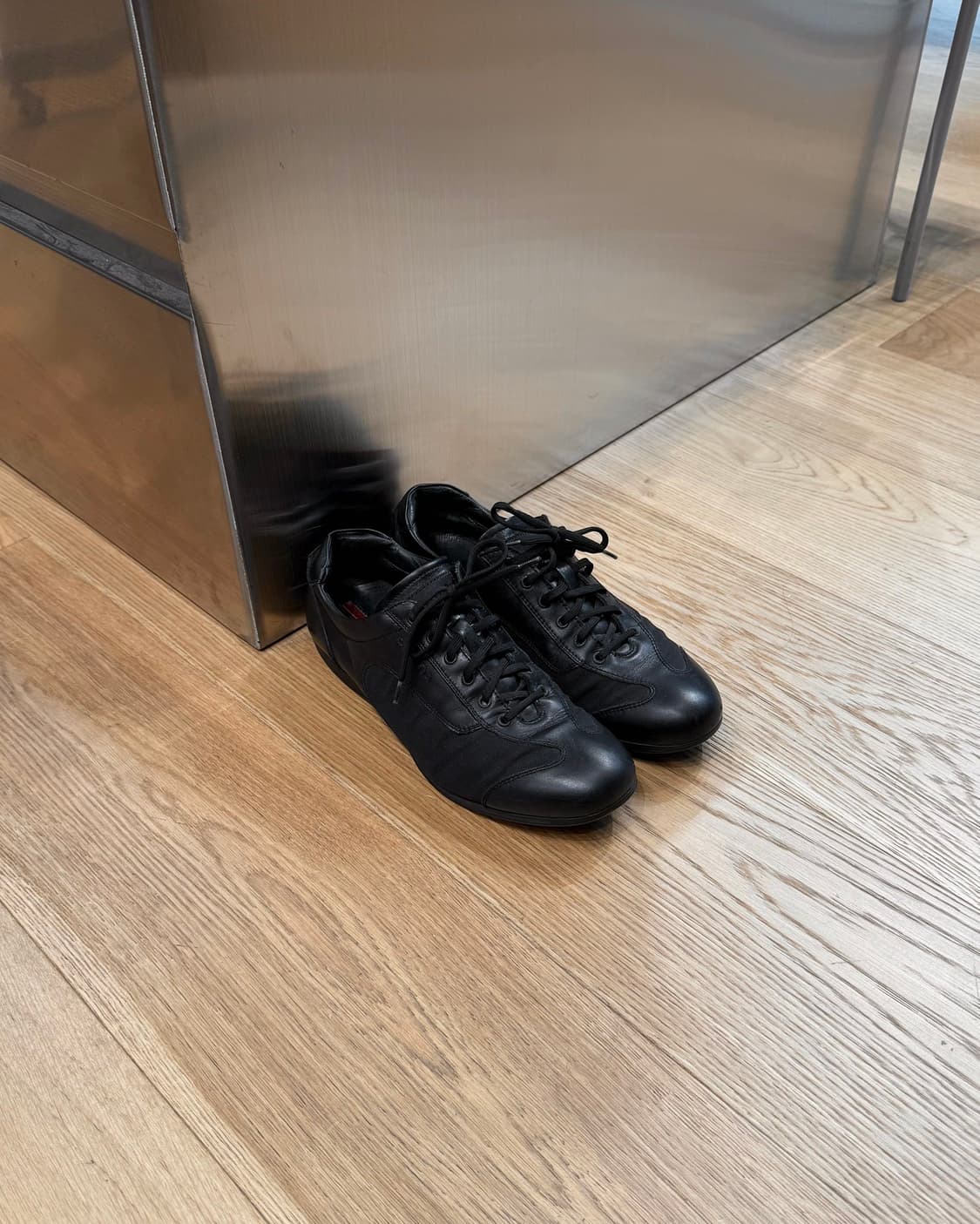 프라다 블랙 레더 스니커즈  상품이미지1