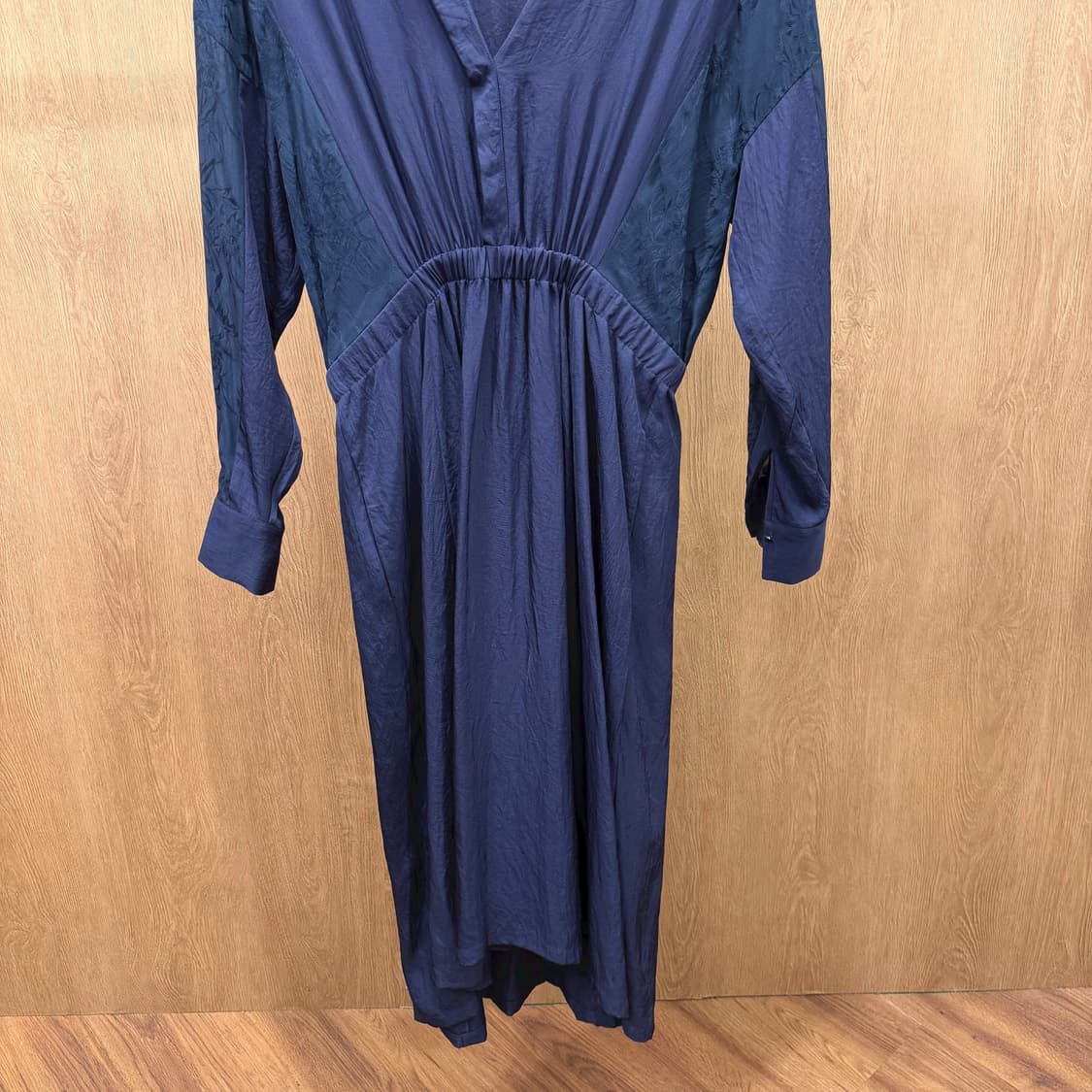 빈스 롱 원피스 플라워 패턴 셔링 브이넥 플레어 디테일 루즈핏 네이비 상품이미지5