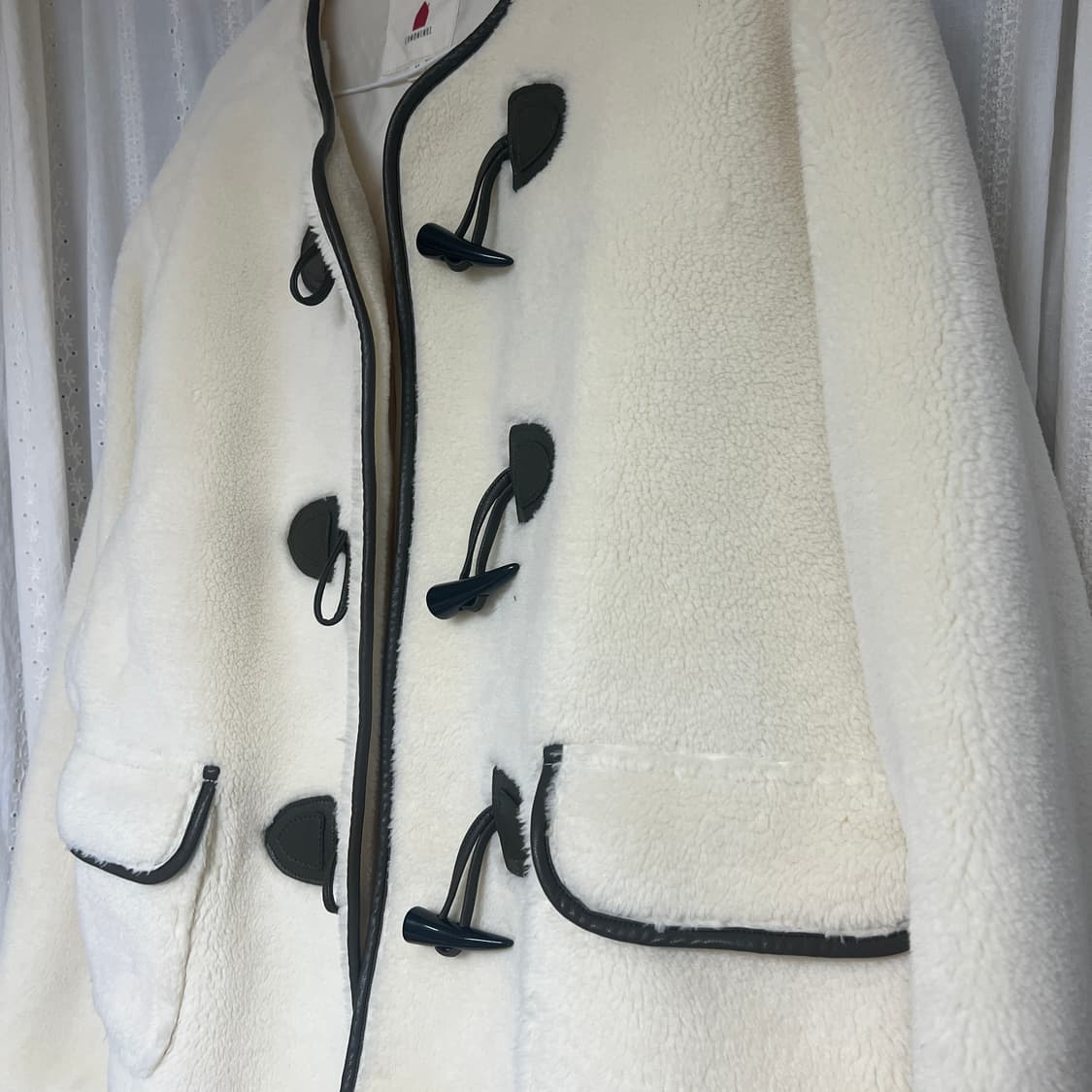 새상품 꼬모니노즈 토글 더플 뽀글이 무스탕 하프 자켓 아이보리 상품이미지8