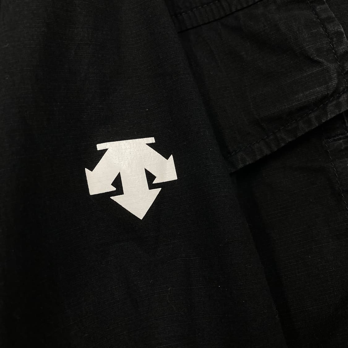 데상트 블랙 컬러 빅로고 카고 바람막이 자켓 상품이미지4