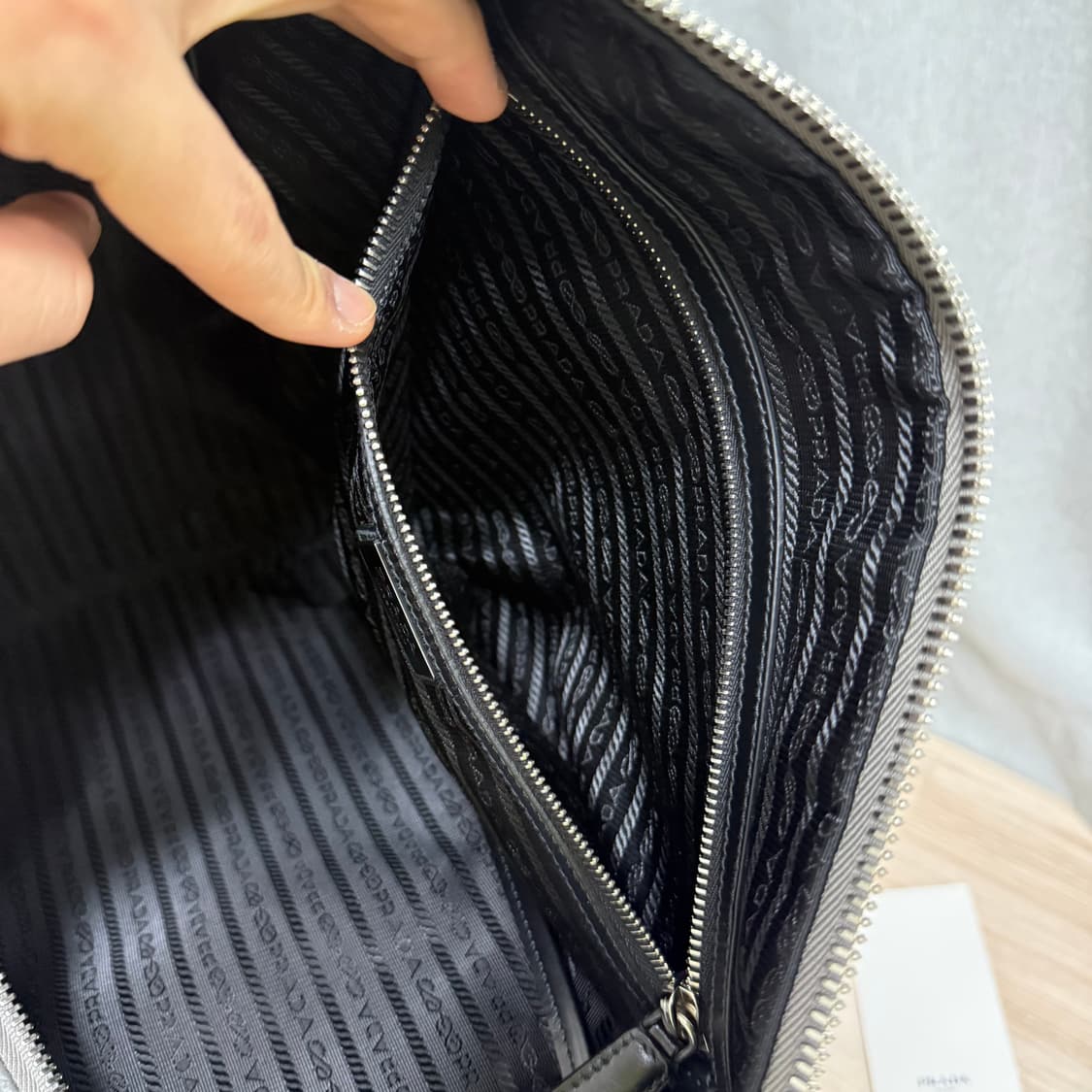 프라다 레더 트라이앵글 백 상품이미지8