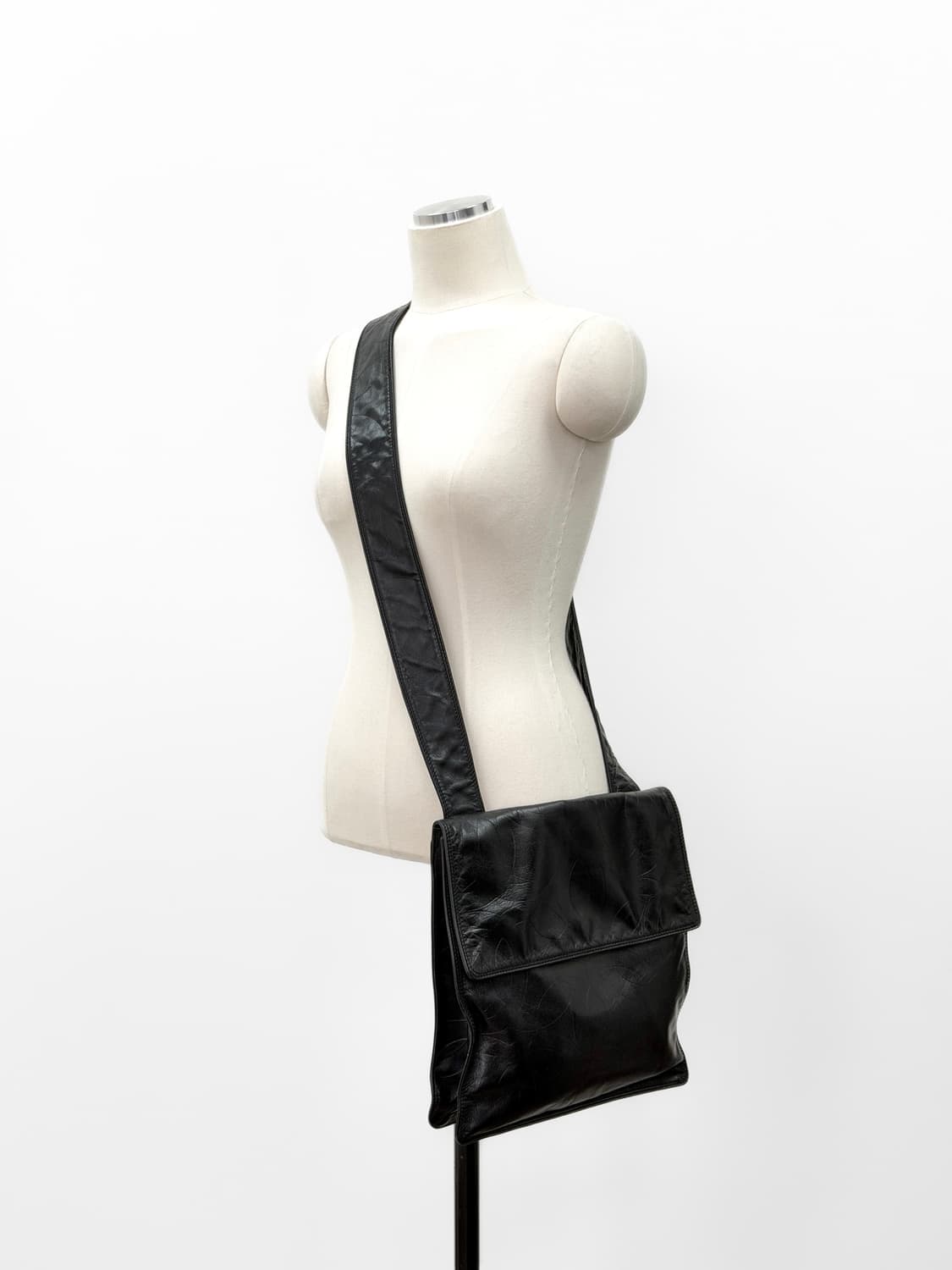 샤넬 로고 엠보스드 램스킨 크로스백 상품이미지8