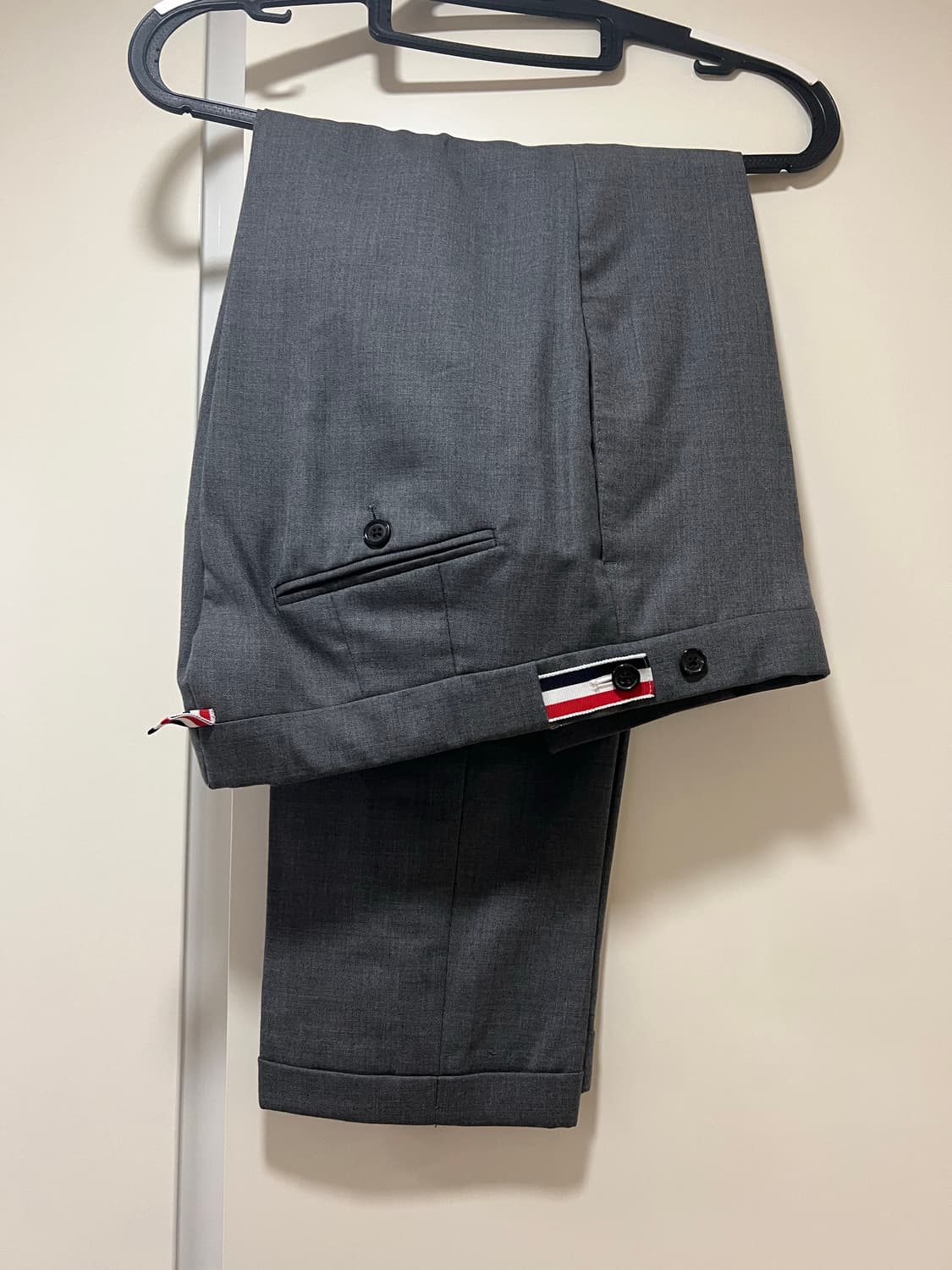 톰브라운 사이드 스트랩 로우라이즈 슬랙스 팬츠 1 상품이미지1