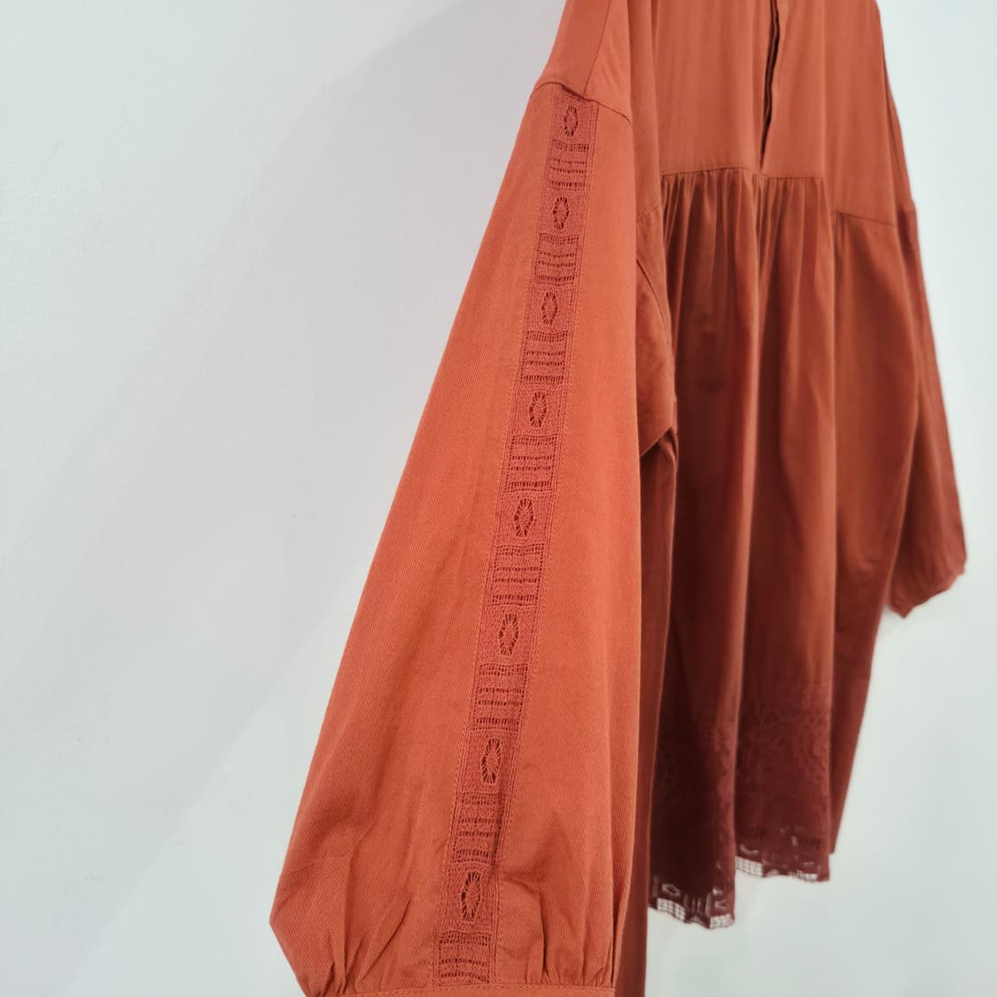 SUPER HAKKA 코튼 셔링 레이스 루즈핏 롱 블라우스 상품이미지6