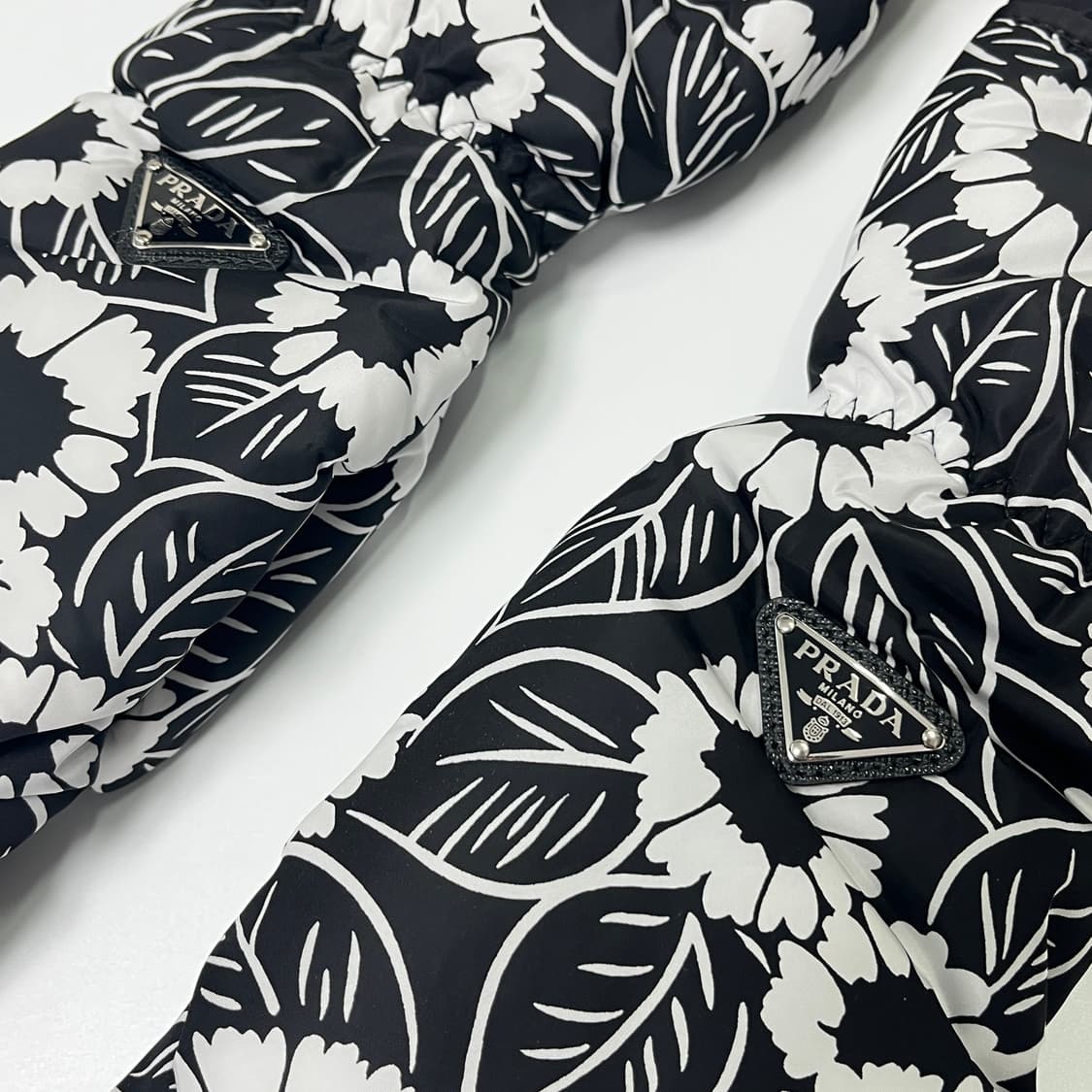 새상품 프라다 패딩 장갑 트라이앵글 로고 플라워 블랙 상품이미지3