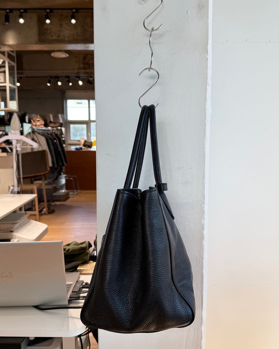 프라다 블랙 비텔로 다이노 레더 토트백  상품이미지4