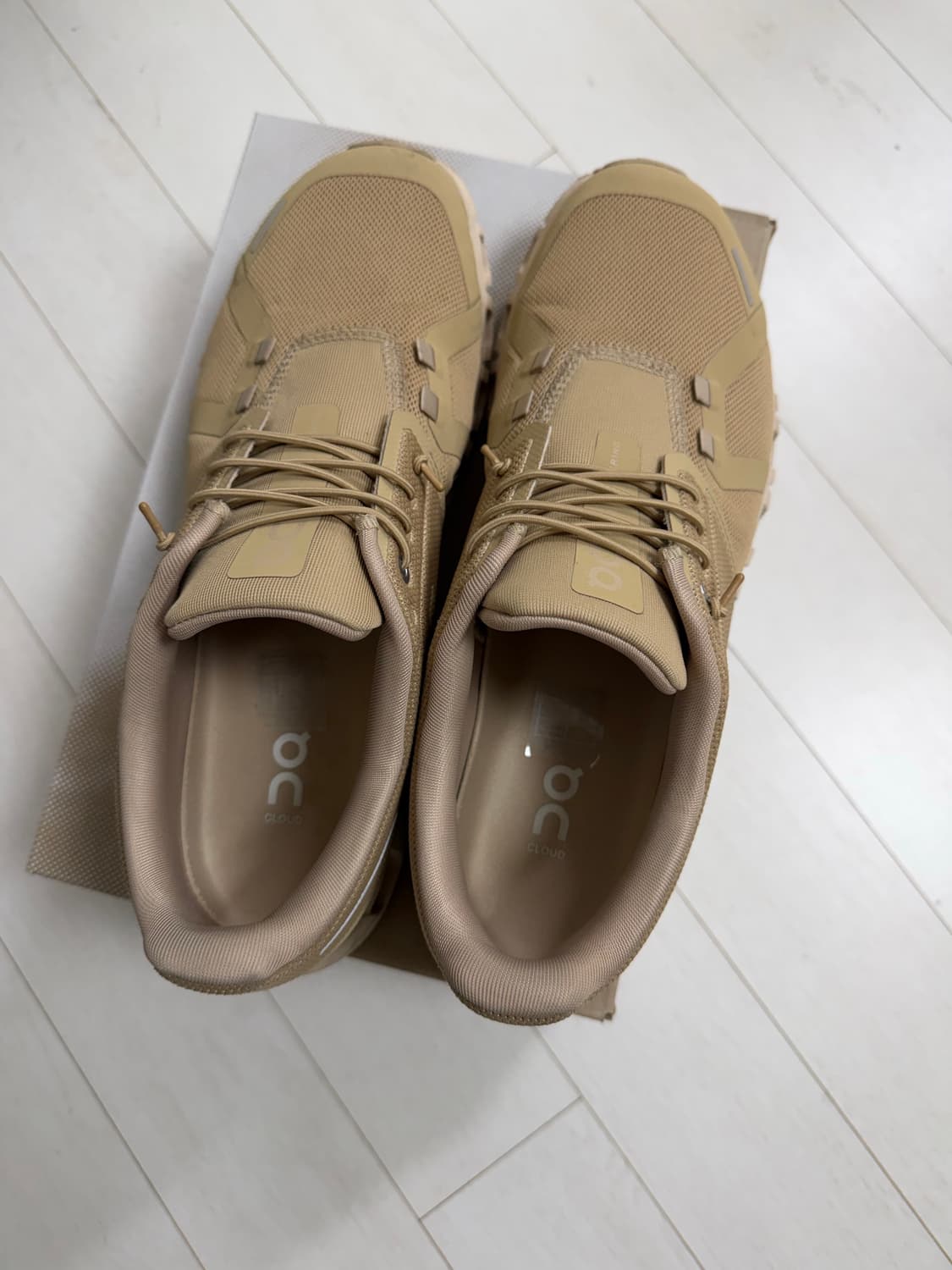 온러닝 온 클라우드 6 280 사이즈  실물 진짜 고급스러운 베이지입니다 상품이미지3