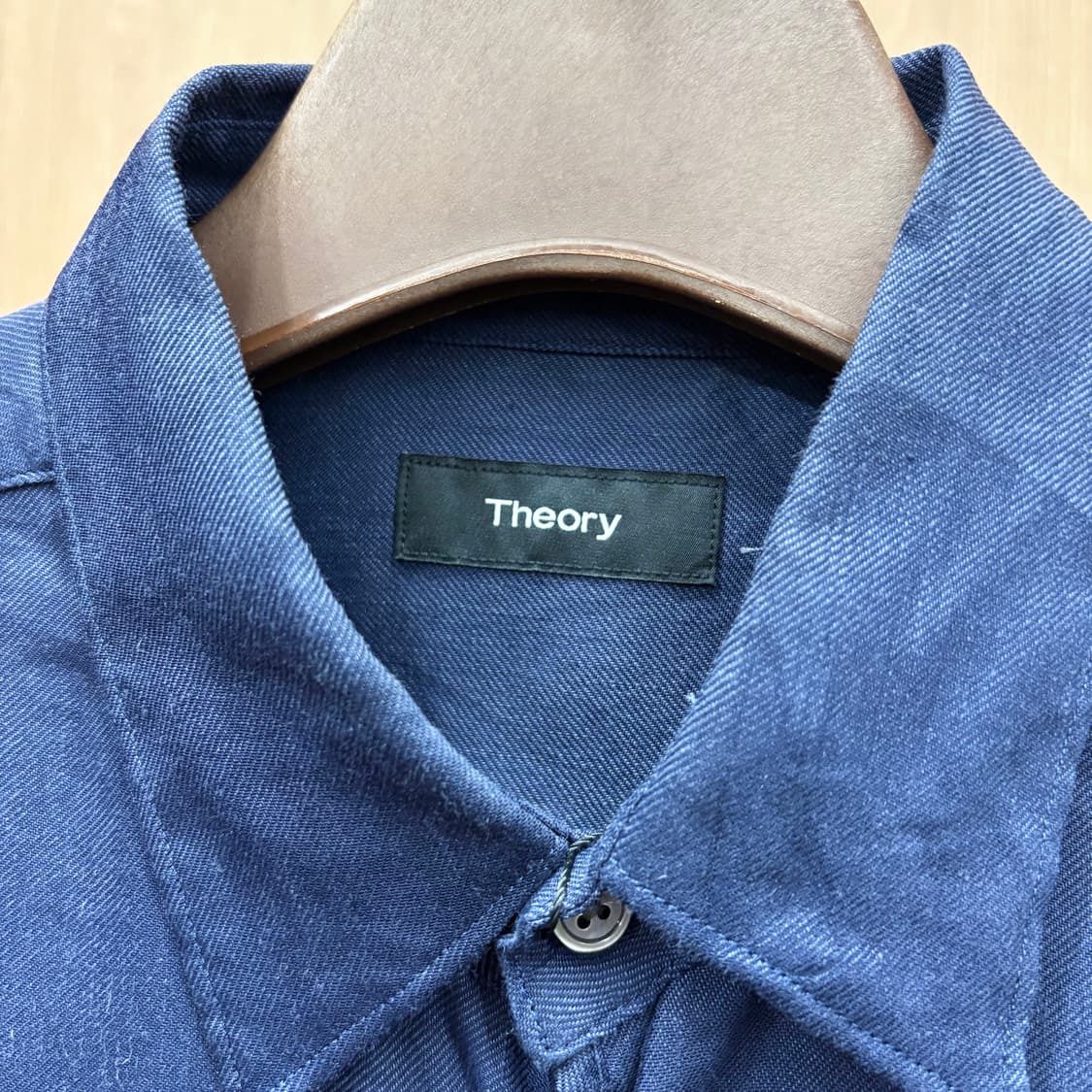 띠어리 린넨 긴팔 셔츠 더블 플랩 포켓 버튼 심플 디테일 네이비 상품이미지6