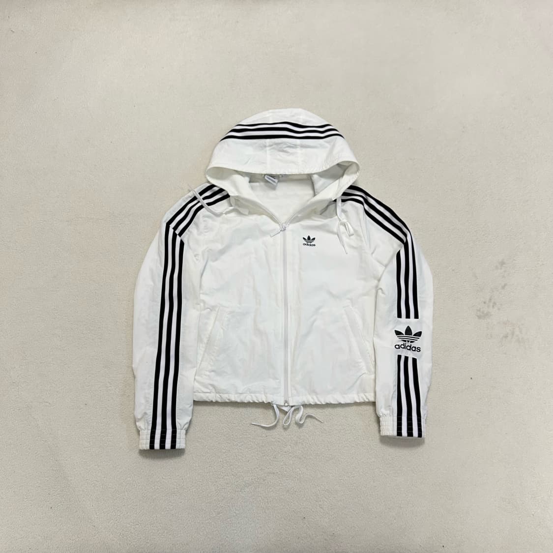 Adidas white lock-up windbreaker 상품이미지4