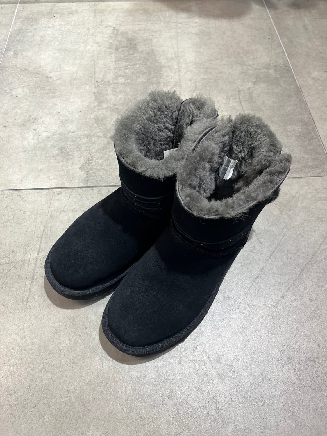 Ugg 리본 폼폼이 블랙 부츠 상품이미지2