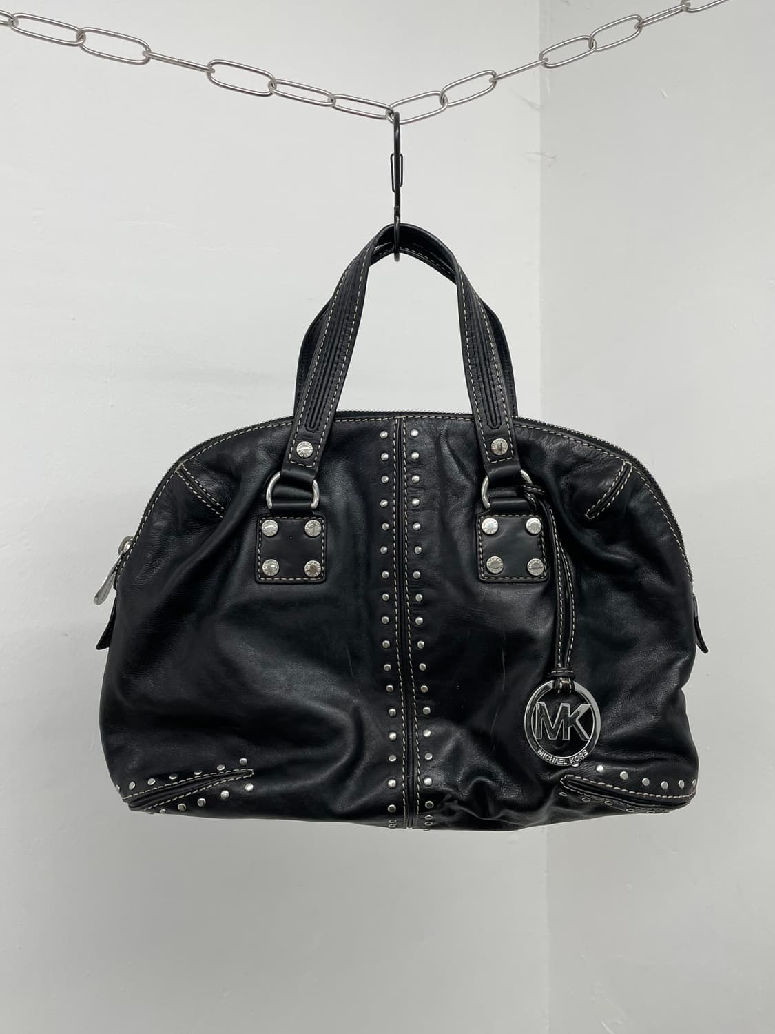 마이클코어스 블랙 은장 스터드백 상품이미지1