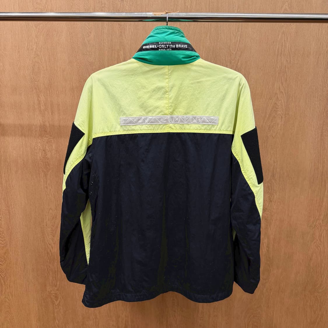 디젤 하이넥 윈드 브레이커 자켓 형광 배색 로고 벨크로 패치 디테일 블랙 상품이미지3