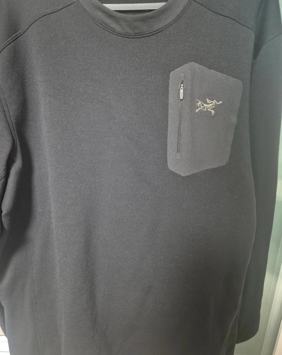 아크테릭스 카이어나이트 블랙 색상 XL사이즈입니다. 가슴 쪽에 지퍼가 달 상품이미지1