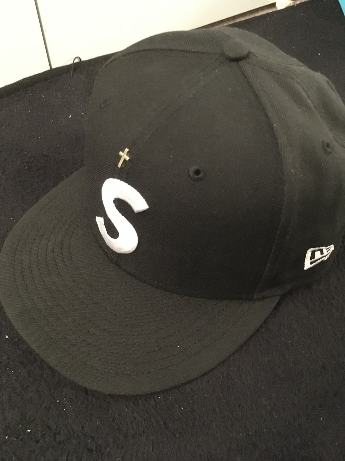 슈프림 골드 크로스 s 로고 뉴에라 블랙 상품이미지1