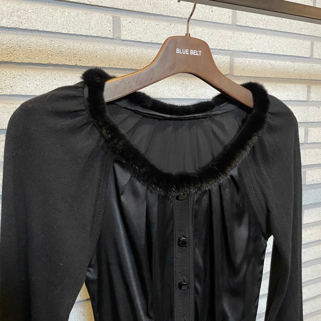 KR VINTAGE 크롭 니트 퍼카라 새틴 믹스 셔링 디테일 블랙 상품이미지4