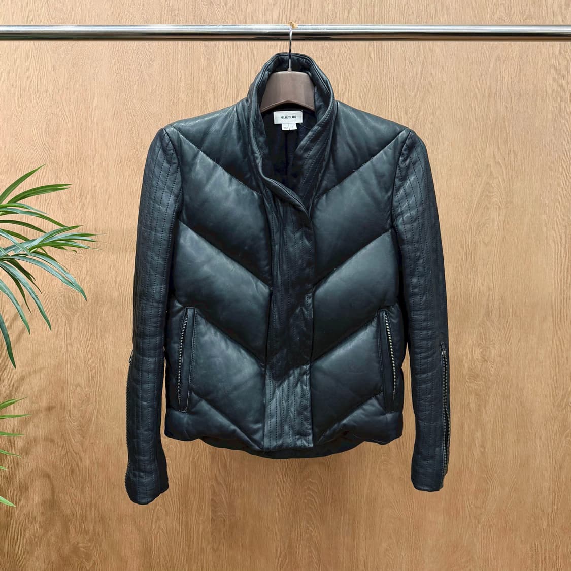 헬무트랭 하이넥 레더 다운 자켓 쉐브론 퀄팅 슬리브 지퍼 디테일 블랙 상품이미지1