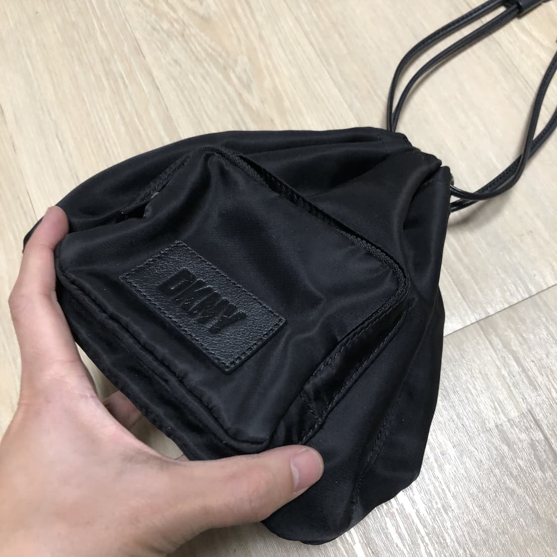 (ONE SIZE) DKNY 블랙 드로우 스트링 버킷백 상품이미지5