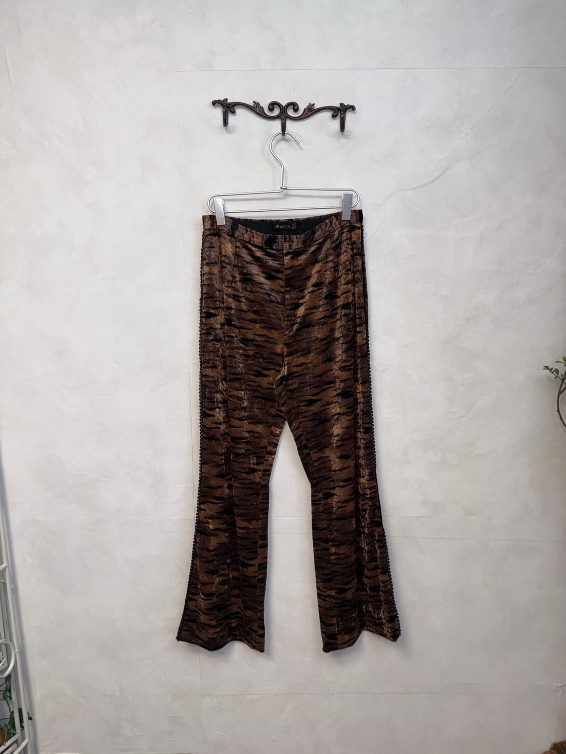 GK brown velvet zebra bootscut pants 상품이미지1
