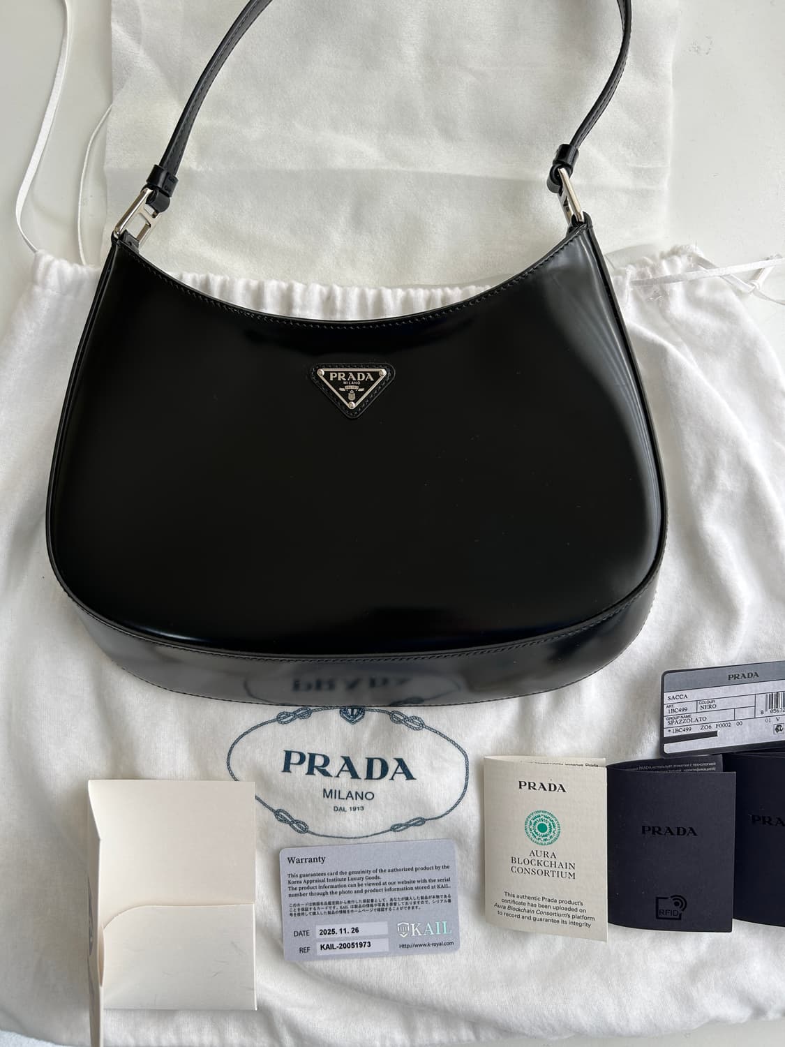 프라다 클레오 브러시드 레더 호보백 상품이미지1