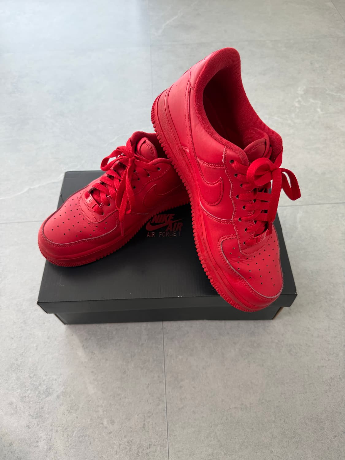 나이키 에어포스 1'07 LV8 로우 트리플 레드 상품이미지1